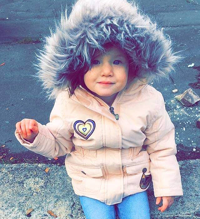 Shayna participe au concours pour gagner de l'argent avec cette photo : cap, cheek, child, child_model, coat, cool, eye, face, fun, fur, head, headgear, jacket, outerwear, person, skin, sky, smile, snow, toddler