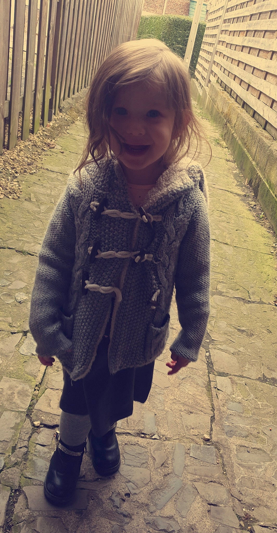 Shayna a rejoint le concours — aidez-le/la à gagner de superbes lots ! blond, child, child_model, cool, design, eye, fashion_accessory, footwear, jacket, lip, long_hair, outerwear, pattern, person, photography, scarf, smile, snapshot, standing, textile