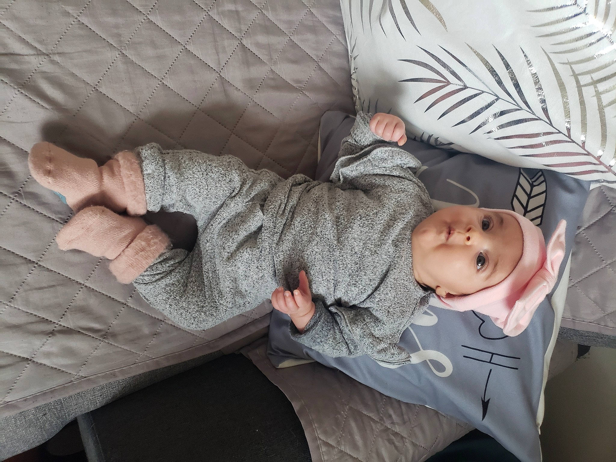 Emily participe au concours pour gagner de l'argent avec cette photo : arm, baby_toddler_clothing, comfort, elbow, finger, gesture, grey, headwear, human_leg, joint, linens, mammal, people, person, skin, sleeve, sock, textile, thigh, toddler