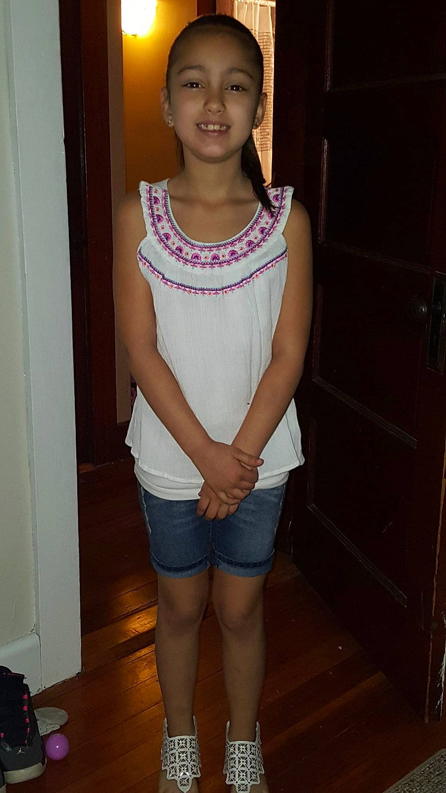 Selena is registered to the contest to win money with this photo: