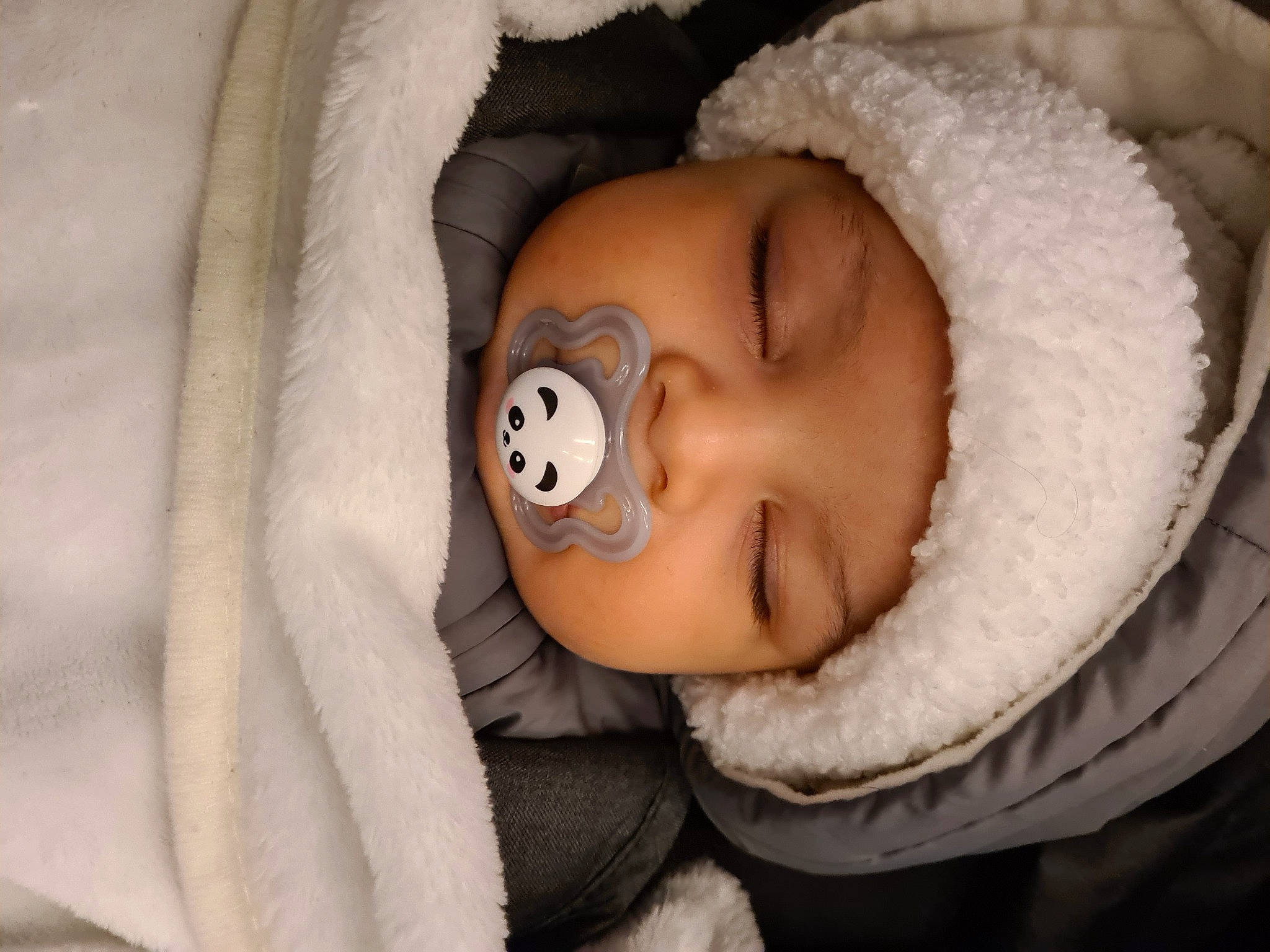 Ilyan participe au concours pour gagner de l'argent avec cette photo : baby, cheek, chin, comfort, eye, eyebrow, eyelash, face, head, headwear, human_body, iris, lip, mouth, neck, nose, outerwear, person, skin, sleeve