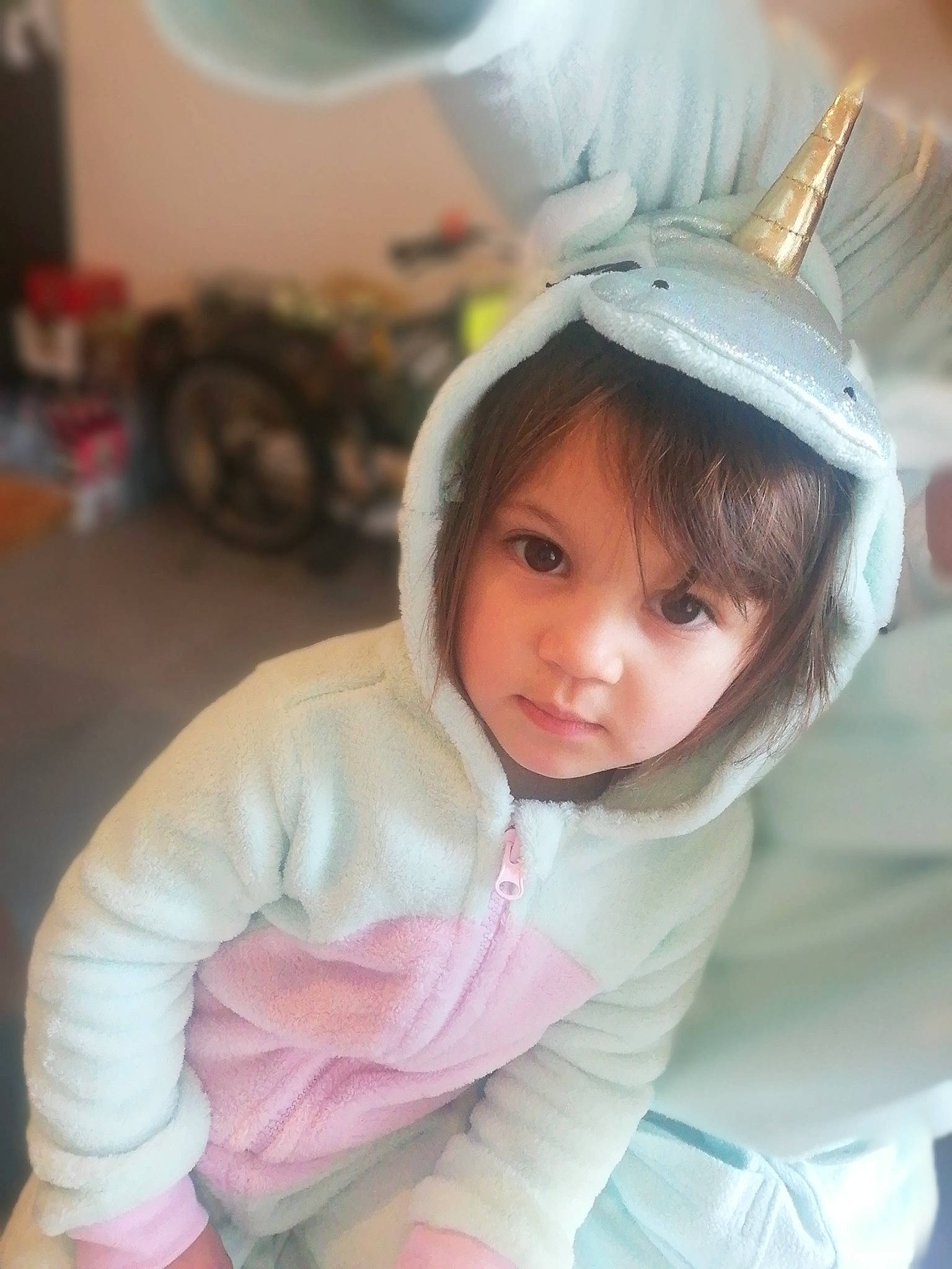 Amily Amira a rejoint le concours — aidez-le/la à gagner de superbes lots ! bangs, child, chin, costume_hat, eye, eyebrow, eyelash, fashion_accessory, fun, happy, hime_cut, human_body, iris, long_hair, neck, person, pink, skin, sleeve, toddler