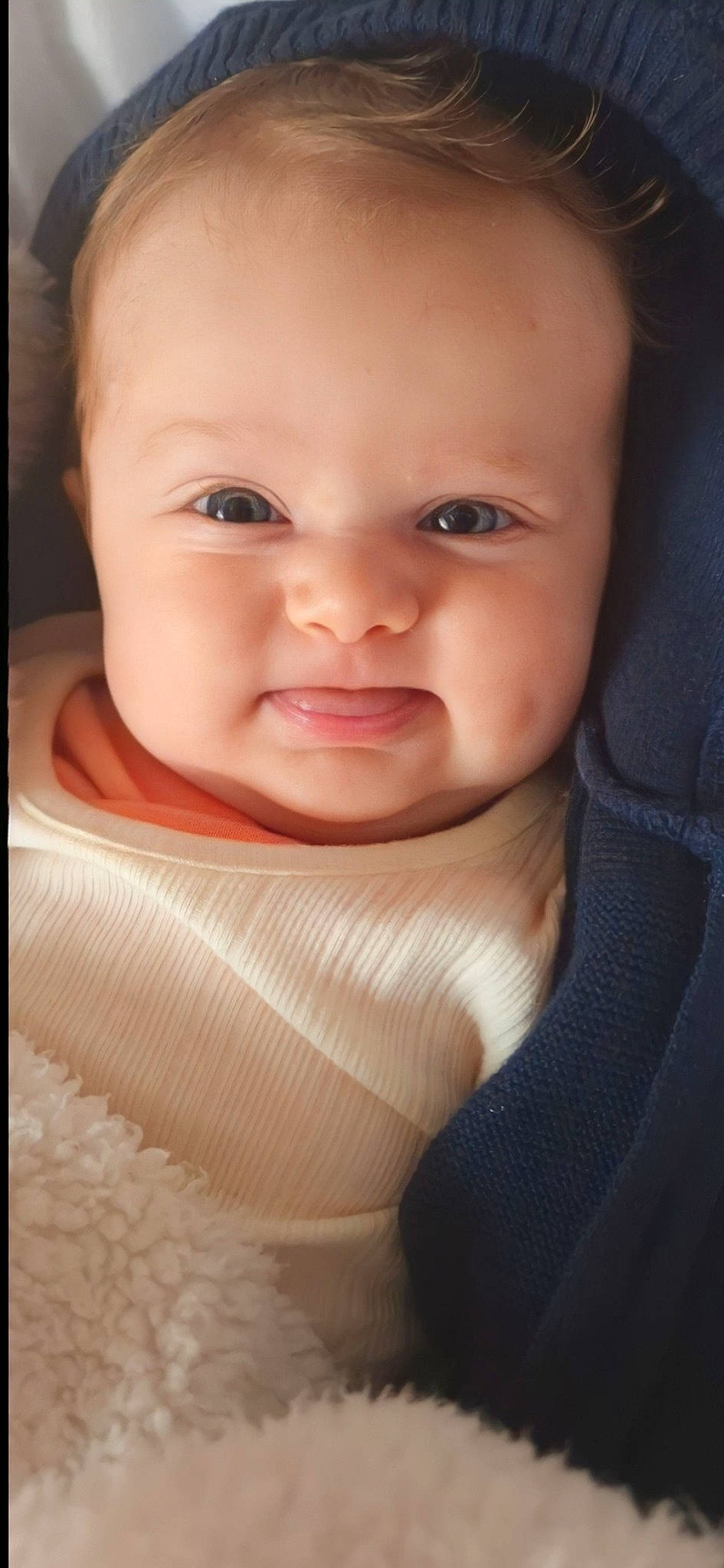 Anastasia a rejoint le concours — aidez-le/la à gagner de superbes lots ! baby, baby_toddler_clothing, cheek, child, comfort, eyelash, flash_photography, gesture, happy, iris, lip, mouth, nail, nose, person, portrait_photography, sitting, skin, sleeve, smile