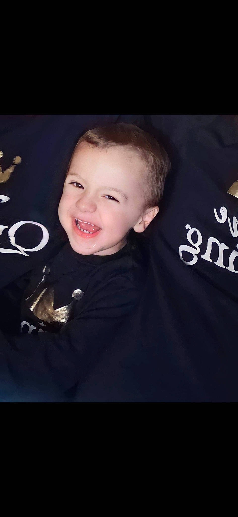 Antonin a rejoint le concours — aidez-le/la à gagner de superbes lots ! baby, baby_toddler_clothing, cheek, child, cool, electric_blue, eyebrow, flash_photography, font, formal_wear, happy, iris, joy, logo, magenta, person, photo_caption, sleeve, smile, sportswear