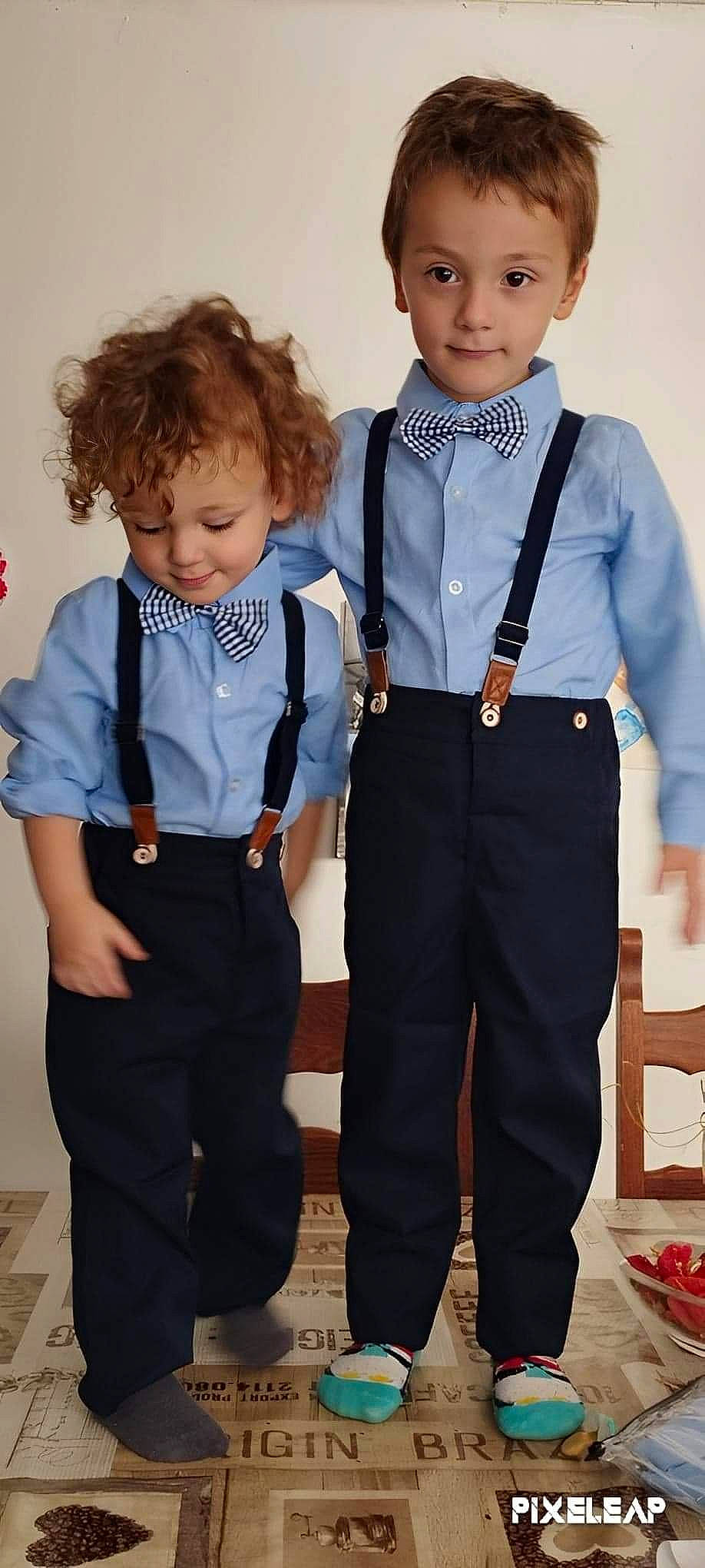 Antonin a rejoint le concours — aidez-le/la à gagner de superbes lots ! belt, blazer, bow_tie, button, clothing, collar, dress_shirt, electric_blue, event, face, fashion_design, formal_wear, gesture, hairstyle, joy, person, sleeve, suit, suit_trousers, toddler