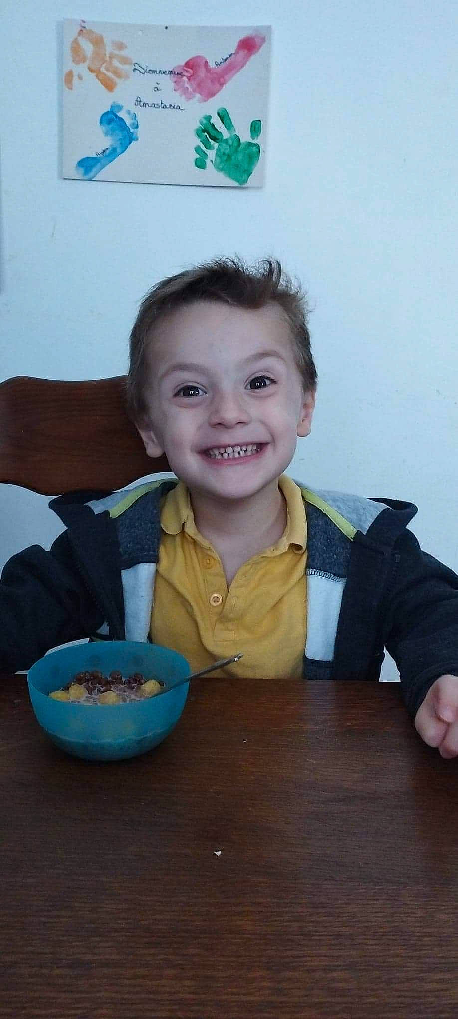 Antonin participe au concours pour gagner de l'argent avec cette photo : chair, cheek, child, cuisine, desk, flooring, food, fun, happy, jacket, joy, person, plate, room, sitting, skin, smile, t_shirt, table, tableware