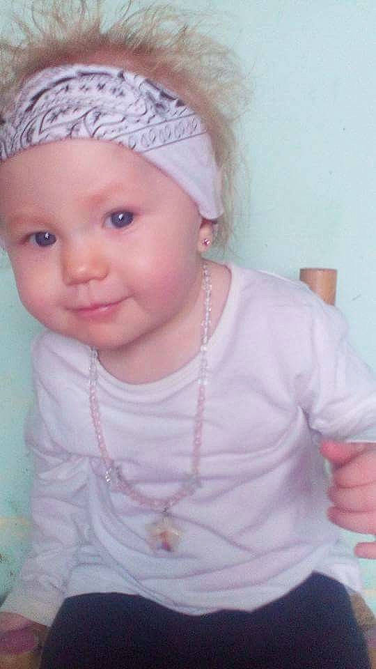 Phoebe a rejoint le concours — aidez-le/la à gagner de superbes lots ! cap, cheek, child, eyebrow, face, forehead, girl, hair, hair_accessory, head, headgear, human_hair_color, infant, knit_cap, lip, nose, person, pink, product, skin