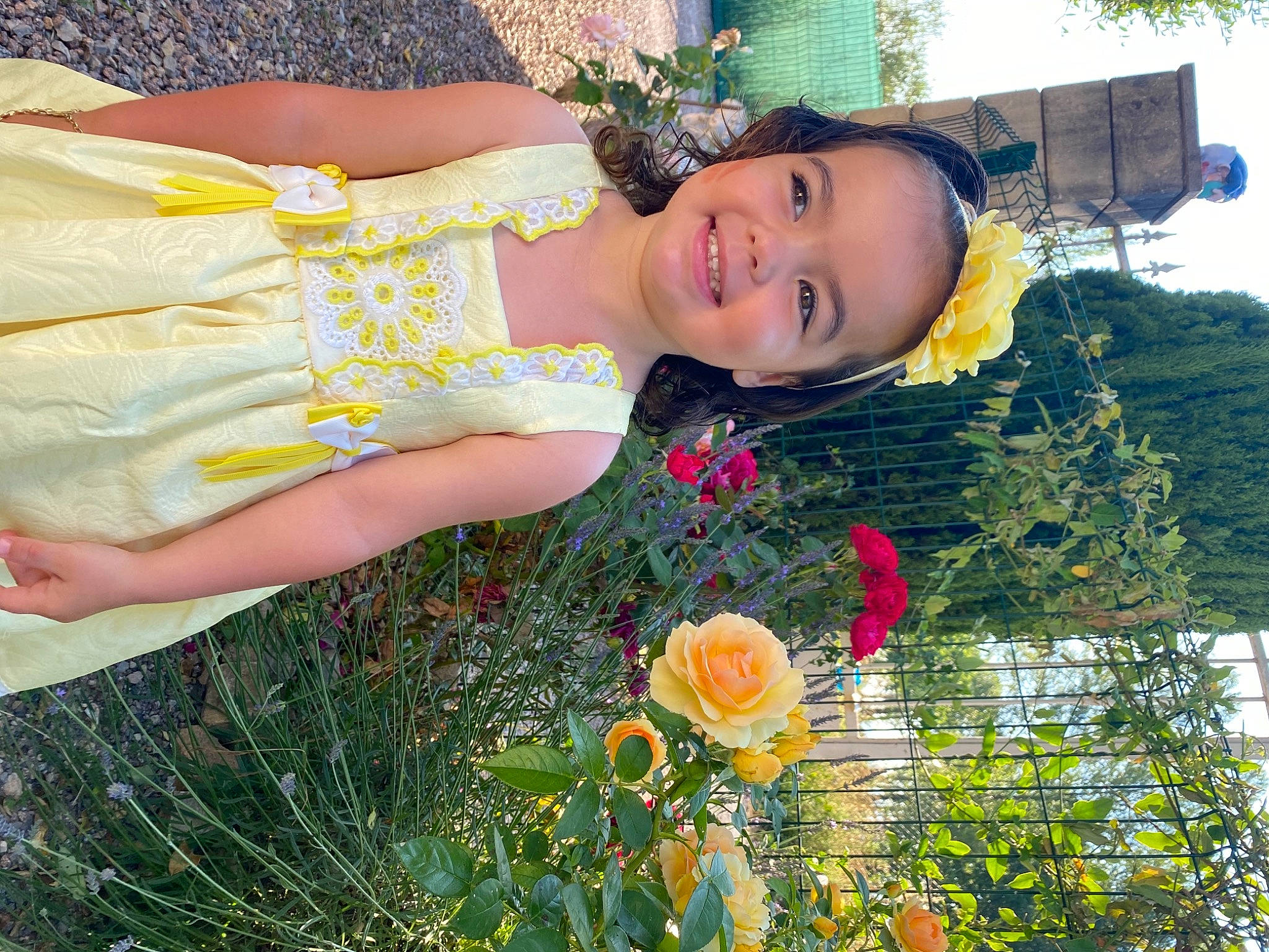 Lizzy a rejoint le concours — aidez-le/la à gagner de superbes lots ! beauty, child, dress, face, flower, flower_arranging, fun, grass, happy, joy, leaf, leisure, people_in_nature, person, petal, pink, plant, rose, skin, smile