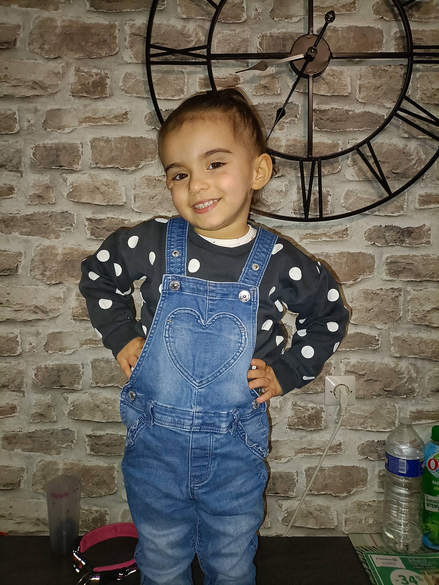 Aliya a rejoint le concours — aidez-le/la à gagner de superbes lots ! baby_toddler_clothing, bottle, bottled_water, cool, denim, drinking_water, electric_blue, face, fun, hairstyle, happy, head, joy, organ, pattern, person, plastic_bottle, sleeve, smile, t_shirt