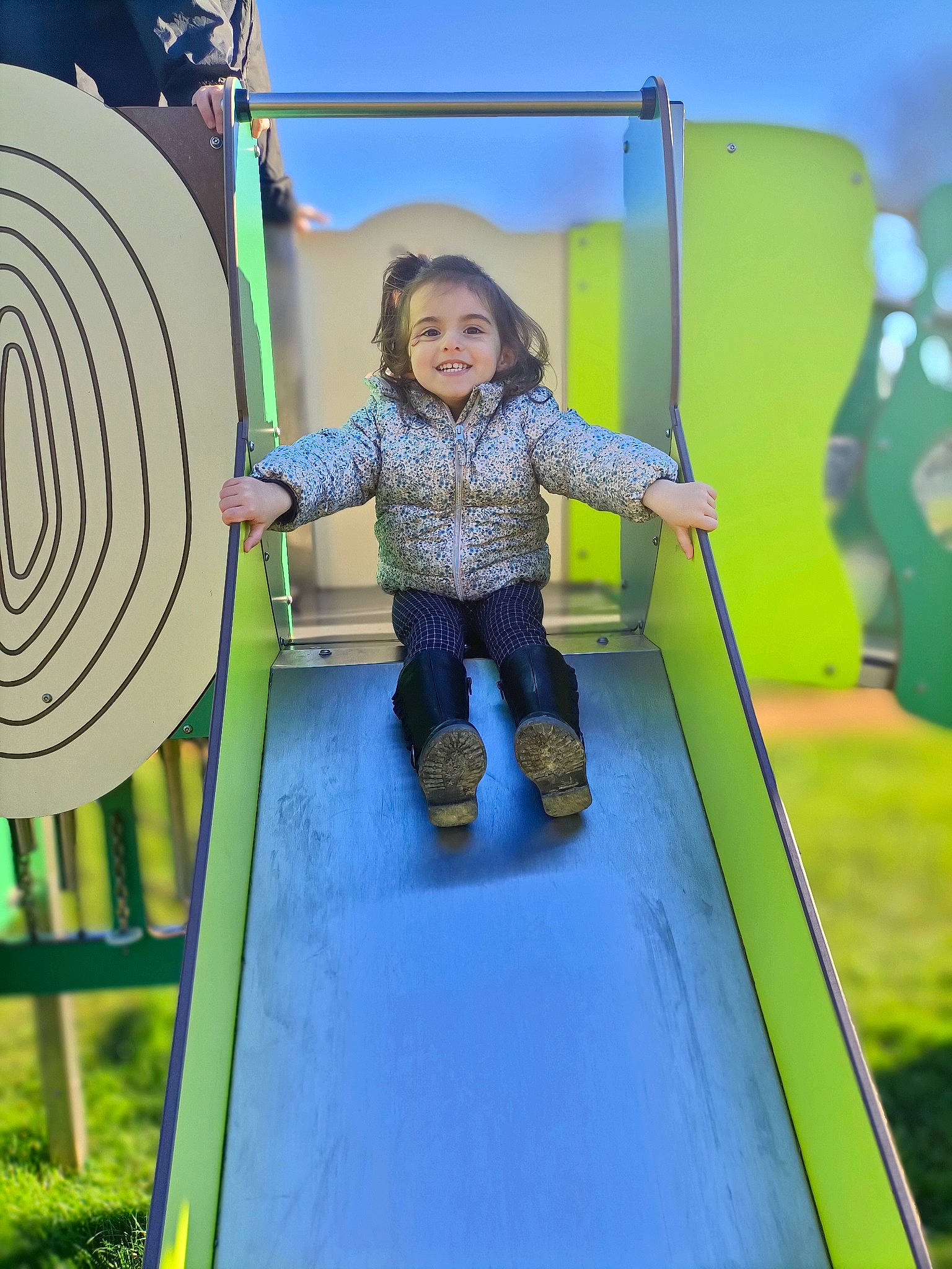 Aliya a rejoint le concours — aidez-le/la à gagner de superbes lots ! chute, city, electric_blue, fun, grass, happy, joy, leisure, outdoor_play_equipment, outdoor_recreation, person, play, playground, playground_slide, public_space, recreation, sky, smile, snapshot, standing