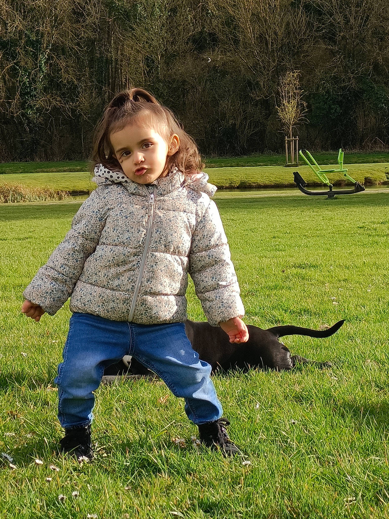 Aliya a rejoint le concours — aidez-le/la à gagner de superbes lots ! child, denim, eyewear, fun, grass, grassland, hair, happy, lawn, leaf, leisure, meadow, people_in_nature, person, plant, recreation, sitting, sleeve, sunglasses, toddler