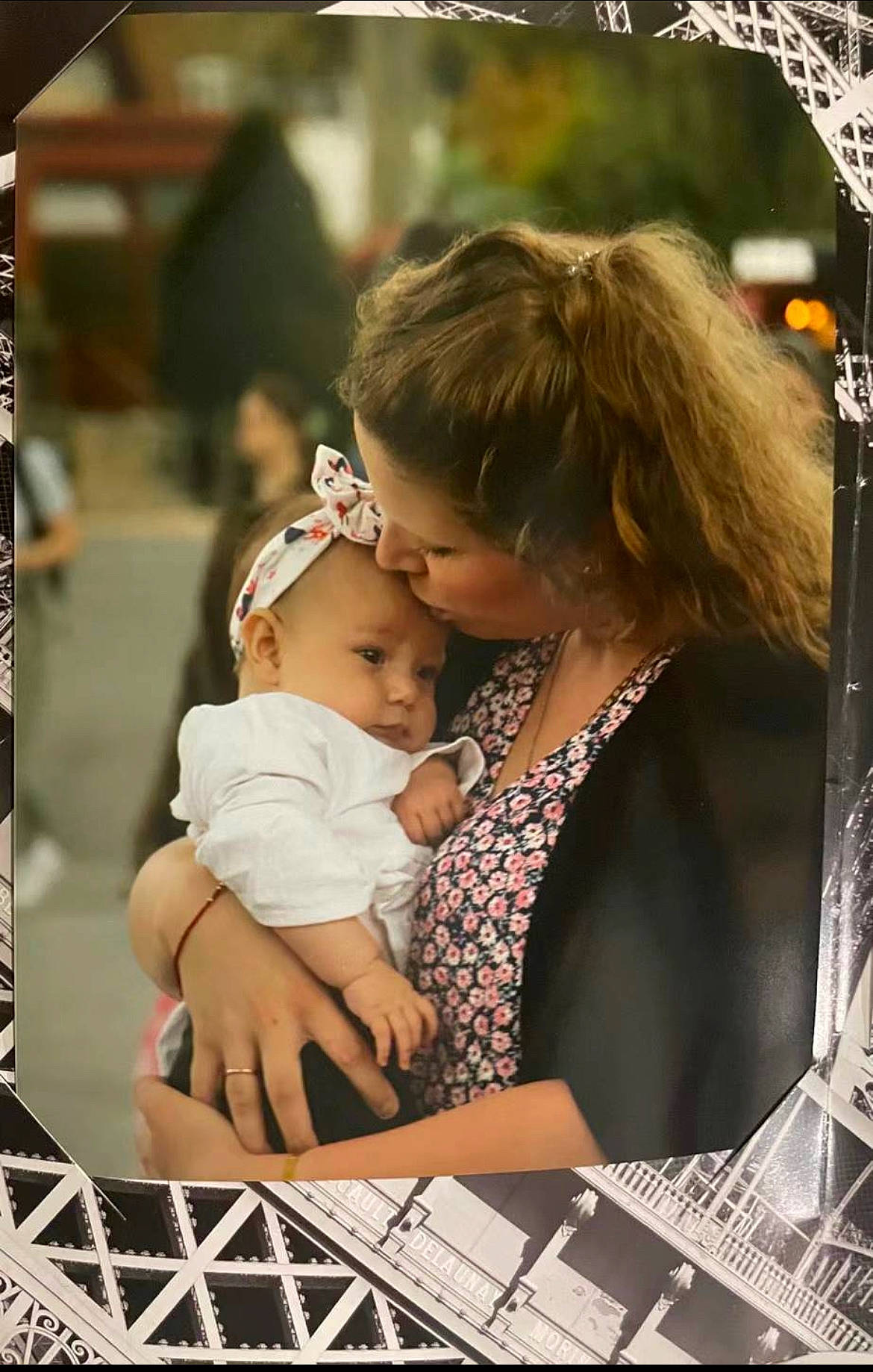 Éléna participe au concours pour gagner de l'argent avec cette photo : baby, child, event, eyewear, flash_photography, fun, happy, headwear, jewellery, love, monochrome, monochrome_photography, necklace, pattern, person, photograph, portrait_photography, recreation, sitting, snapshot
