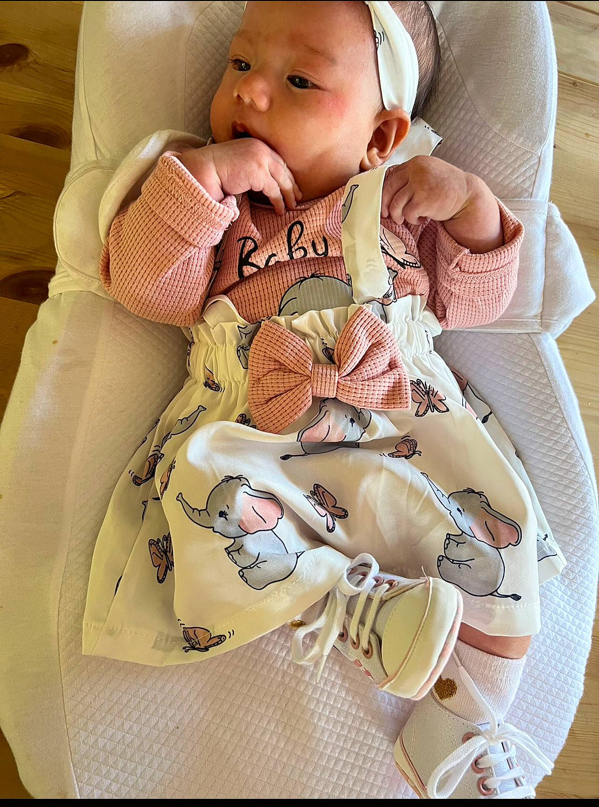 Éléna participe au concours pour gagner de l'argent avec cette photo : art, baby, baby_products, baby_safety, baby_sleeping, baby_toddler_clothing, baby_toys, beige, button, child, comfort, eyelash, fashion_accessory, fashion_design, infant_bed, linens, pattern, peach, person, sleeve