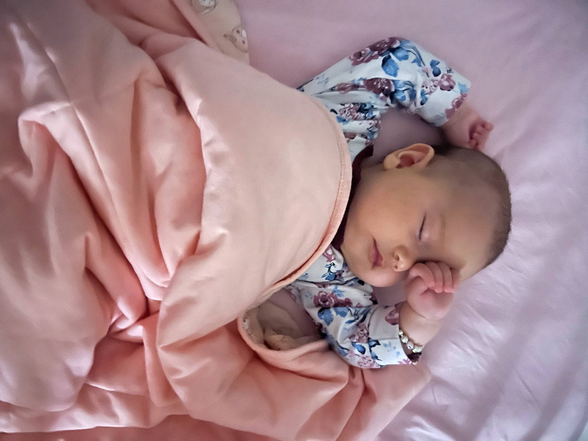 Éléna participe au concours pour gagner de l'argent avec cette photo : arm, baby, baby_products, baby_sleeping, baby_toddler_clothing, bedding, bedtime, cheek, child, comfort, finger, hand, head, human_body, linens, person, pink, room, skin, sleeve