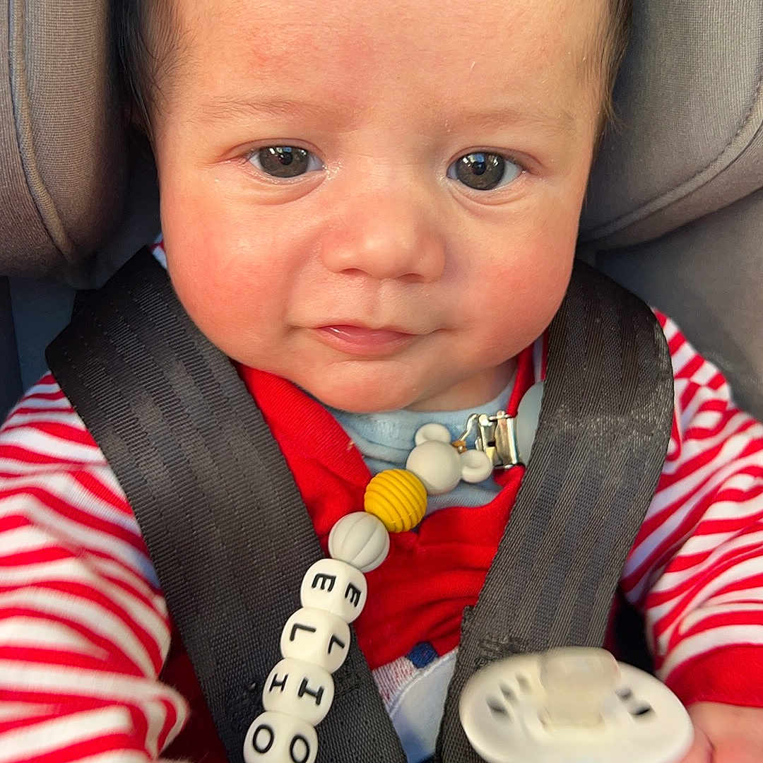 Elio participe au concours pour gagner de l'argent avec cette photo : accessories, baby, belt, bodypart, car, car_interior, carseat, cushion, face, finger, hand, head, homedecor, person, photography, portrait, seatbelt, sitting, transportation, vehicle
