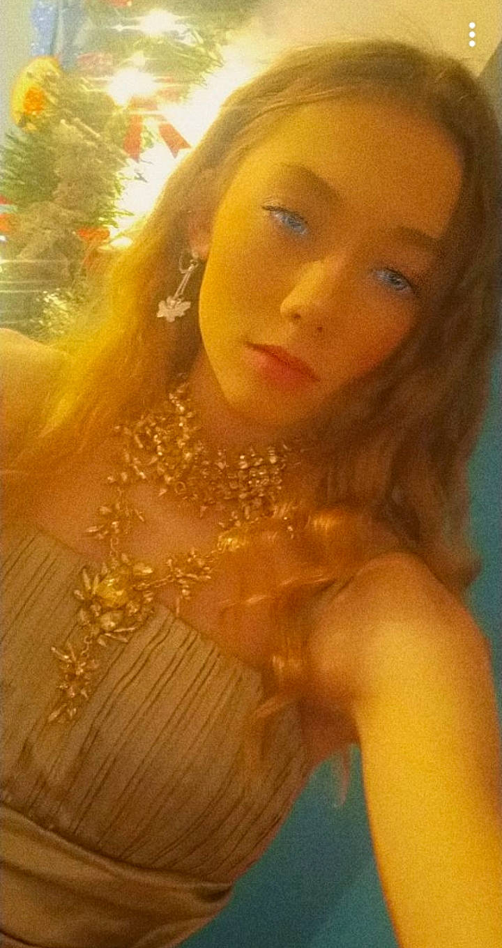 Alycia participe au concours pour gagner de l'argent avec cette photo : beauty, bridal_accessory, chest, dress, eye, eyebrow, eyelash, flash_photography, happy, human_body, jewellery, light, lip, long_hair, neck, necklace, person, sunlight, tree, trunk