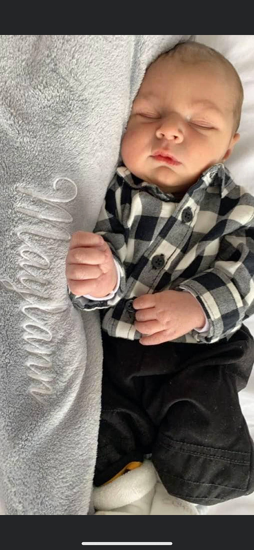 Maylann a rejoint le concours — aidez-le/la à gagner de superbes lots ! baby, baby_products, baby_toddler_clothing, cheek, child, comfort, finger, human, person, plaid, portrait_photography, skin, sleeve, thumb, toddler