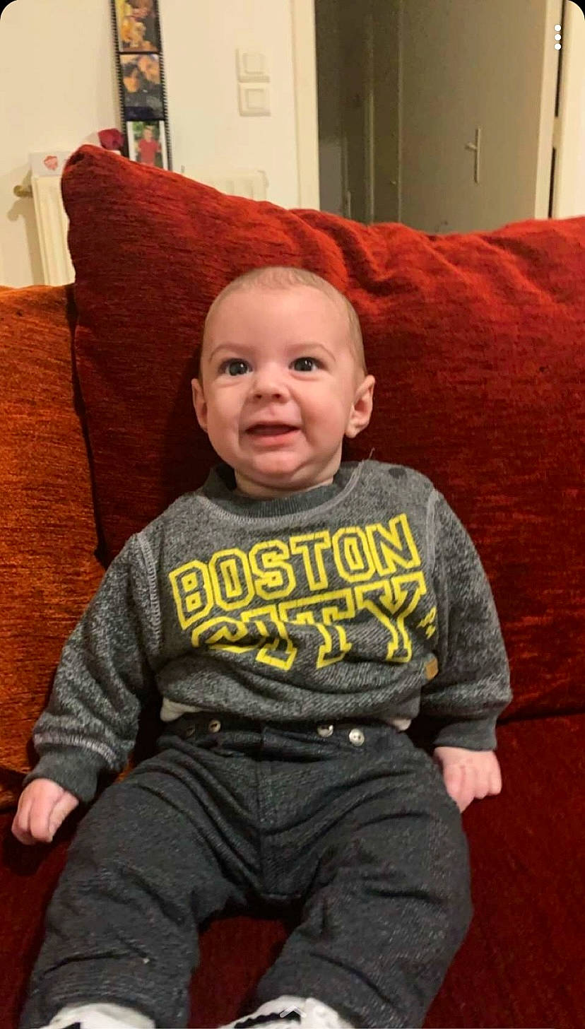 Maylann a rejoint le concours — aidez-le/la à gagner de superbes lots ! baby, baby_toddler_clothing, cheek, child, comfort, cool, home_accessories, interior_design, lamp, lap, linens, living_room, long_sleeved_t_shirt, mammal, person, pillow, room, sitting, sleeve, throw_pillow