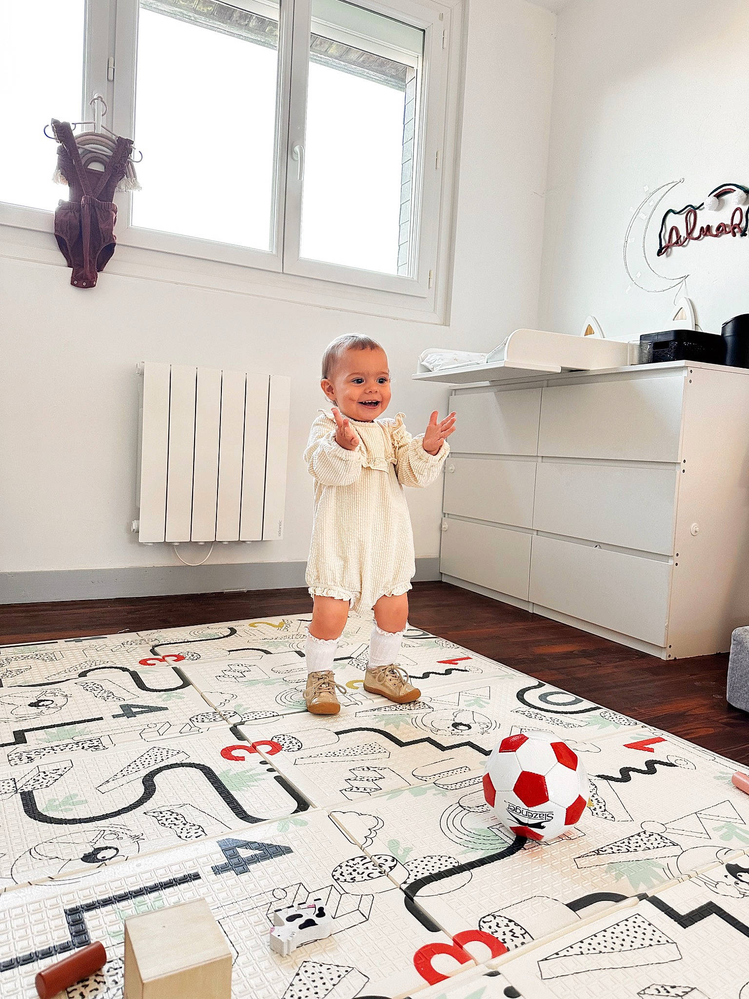 Almah participe au concours pour gagner de l'argent avec cette photo : art, bed_sheet, cabinetry, carpet, comfort, design, event, fashion_design, floor, flooring, hardwood, house, interior_design, joy, linens, person, room, t_shirt, textile, white