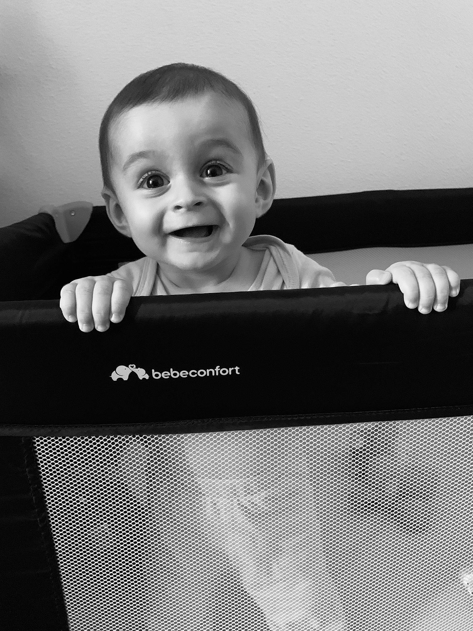 Gino participe au concours pour gagner de l'argent avec cette photo : baby, baby_toddler_clothing, black_and_white, comfort, eye, facial_expression, flash_photography, happy, head, iris, joy, monochrome, monochrome_photography, output_device, person, rectangle, sleeve, smile, standing, style