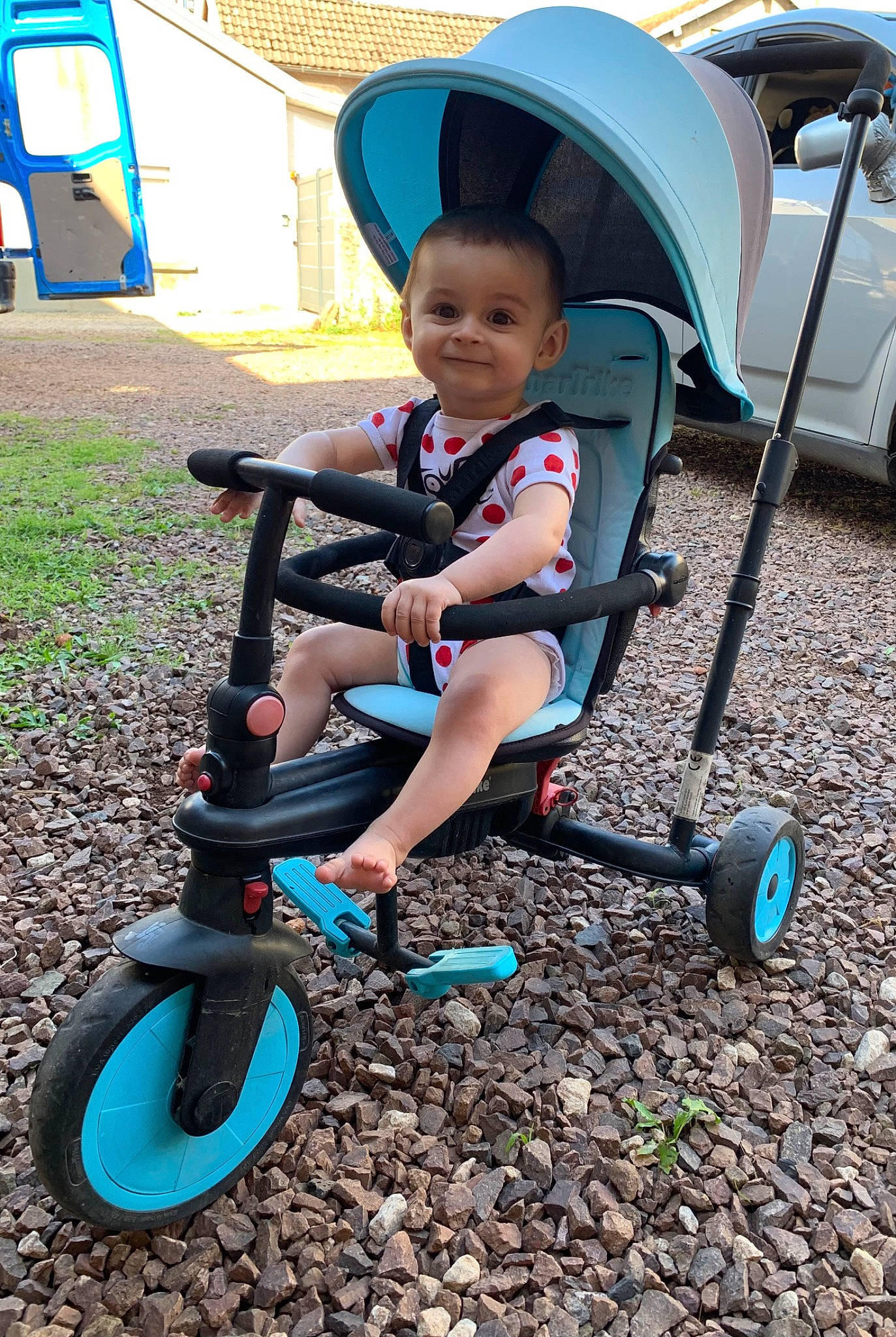 Gino participe au concours pour gagner de l'argent avec cette photo : automotive_tire, automotive_wheel_system, baby, bicycle, bicycle_accessory, bicycle_tire, blue, electric_blue, fun, grass, hat, joy, person, product, recreation, riding_toy, rolling, smile, spoke, tire