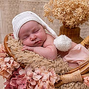 Alessia Canzonieri a rejoint le concours — aidez-le/la à gagner de superbes lots ! baby, newborn, sleeping, hat, pom_pom, blanket, fur, basket, flowers, pink, beige, wood, decor, cozy, rest, portrait, cute, soft, infant, peaceful