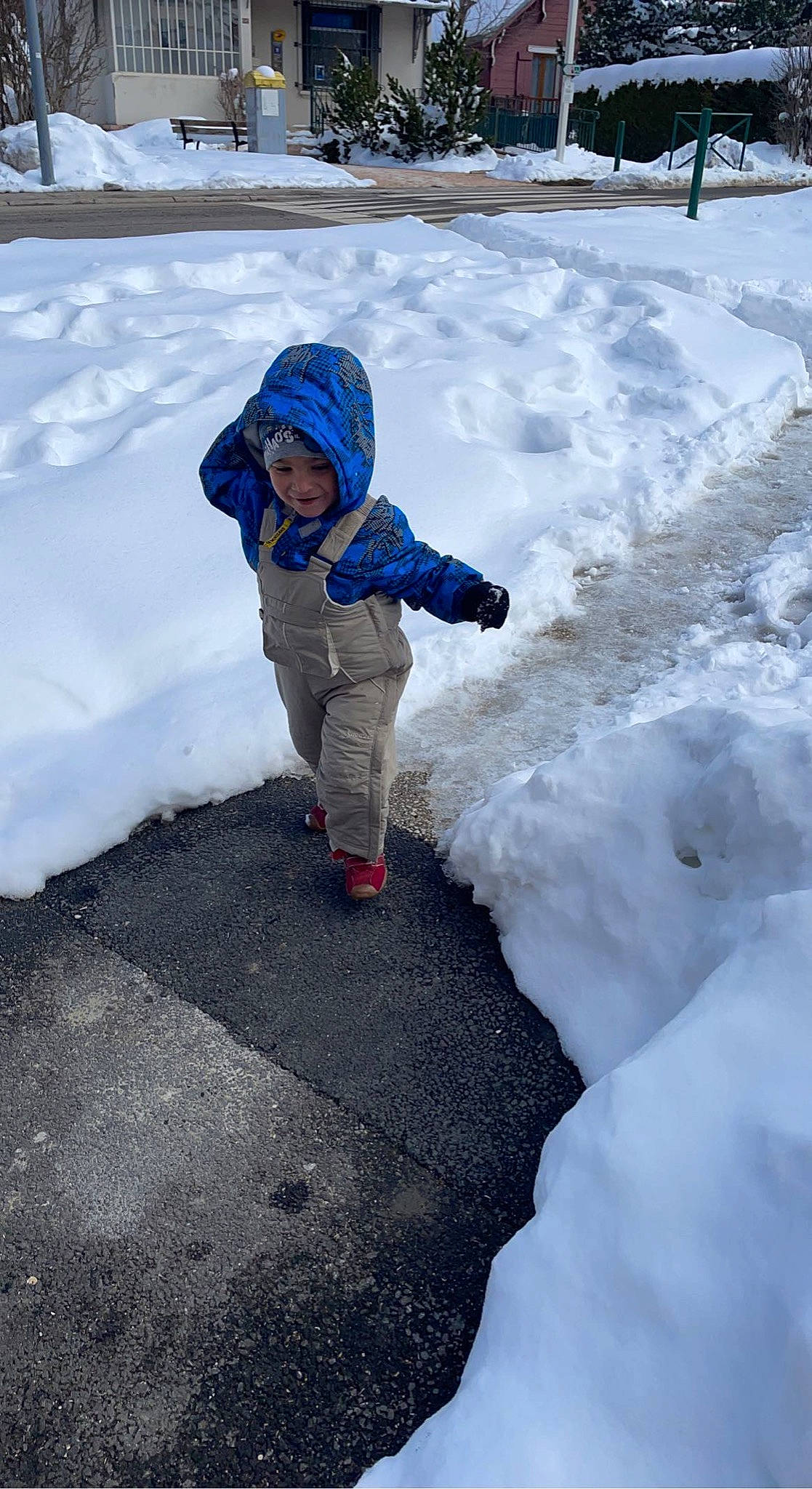 Younis a rejoint le concours — aidez-le/la à gagner de superbes lots ! asphalt, baby, baby_toddler_clothing, child, cloud, electric_blue, freezing, frost, fun, geological_phenomenon, headwear, ice_cap, joy, landscape, person, play, precipitation, recreation, slope, snow