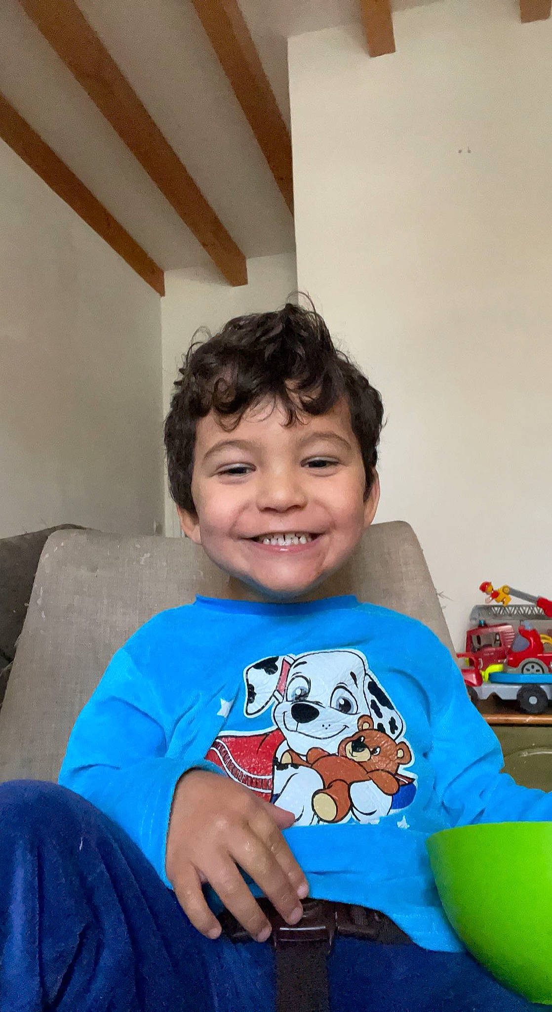 Younis participe au concours pour gagner de l'argent avec cette photo : baby_toddler_clothing, doll, eye, fun, hand, happy, holiday, human_body, joy, leg, people, person, play, room, sitting, skin, sleeve, smile, t_shirt, toddler