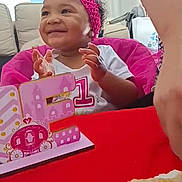 Inaya a rejoint le concours — aidez-le/la à gagner de superbes lots ! baby, birthday, cake, celebration, child, clapping, decoration, festive, happy, headband, indoor, number_one, party, person, pink, rainbow, smiling, strawberry, table, unicorn