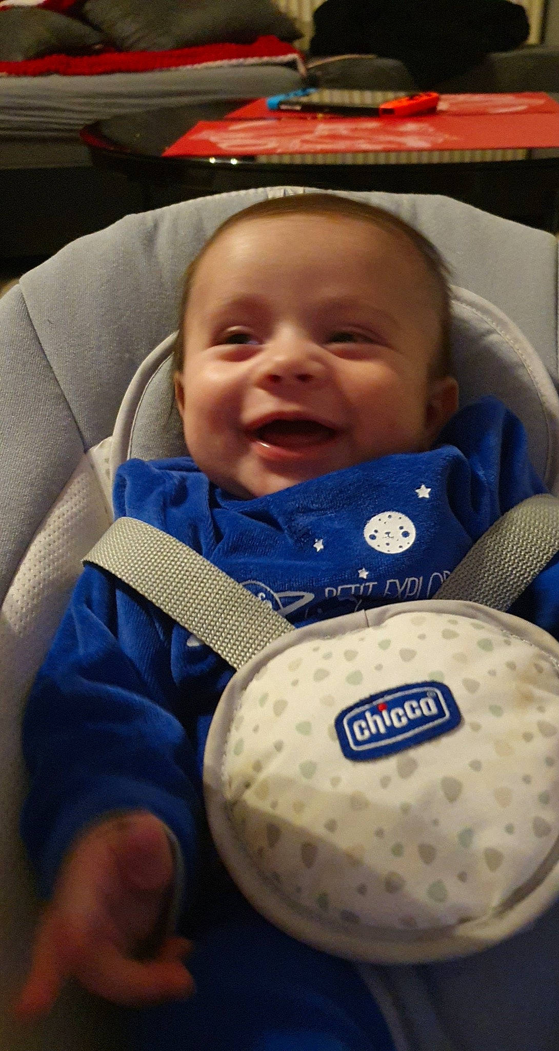 Driss participe au concours pour gagner de l'argent avec cette photo : baby, baby_laughing, baby_products, baby_safety, baby_toddler_clothing, bib, car_seat, cheek, child, comfort, laugh, lip, mouth, person, product, smile, thumb, toddler, tooth