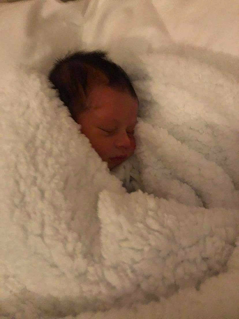 Driss participe au concours pour gagner de l'argent avec cette photo : baby, baby_sleeping, bedtime, blanket, comfort, eyebrow, freezing, linens, nap, person, skin, sleep, snow, textile, winter, wool