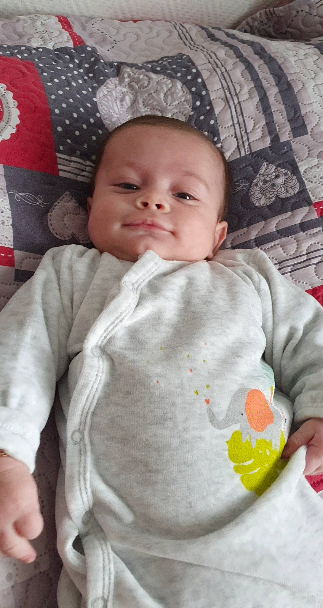 Driss participe au concours pour gagner de l'argent avec cette photo : baby, baby_products, baby_toddler_clothing, cheek, child, comfort, hand, linens, lip, nose, person, skin, sleeve, textile, toddler