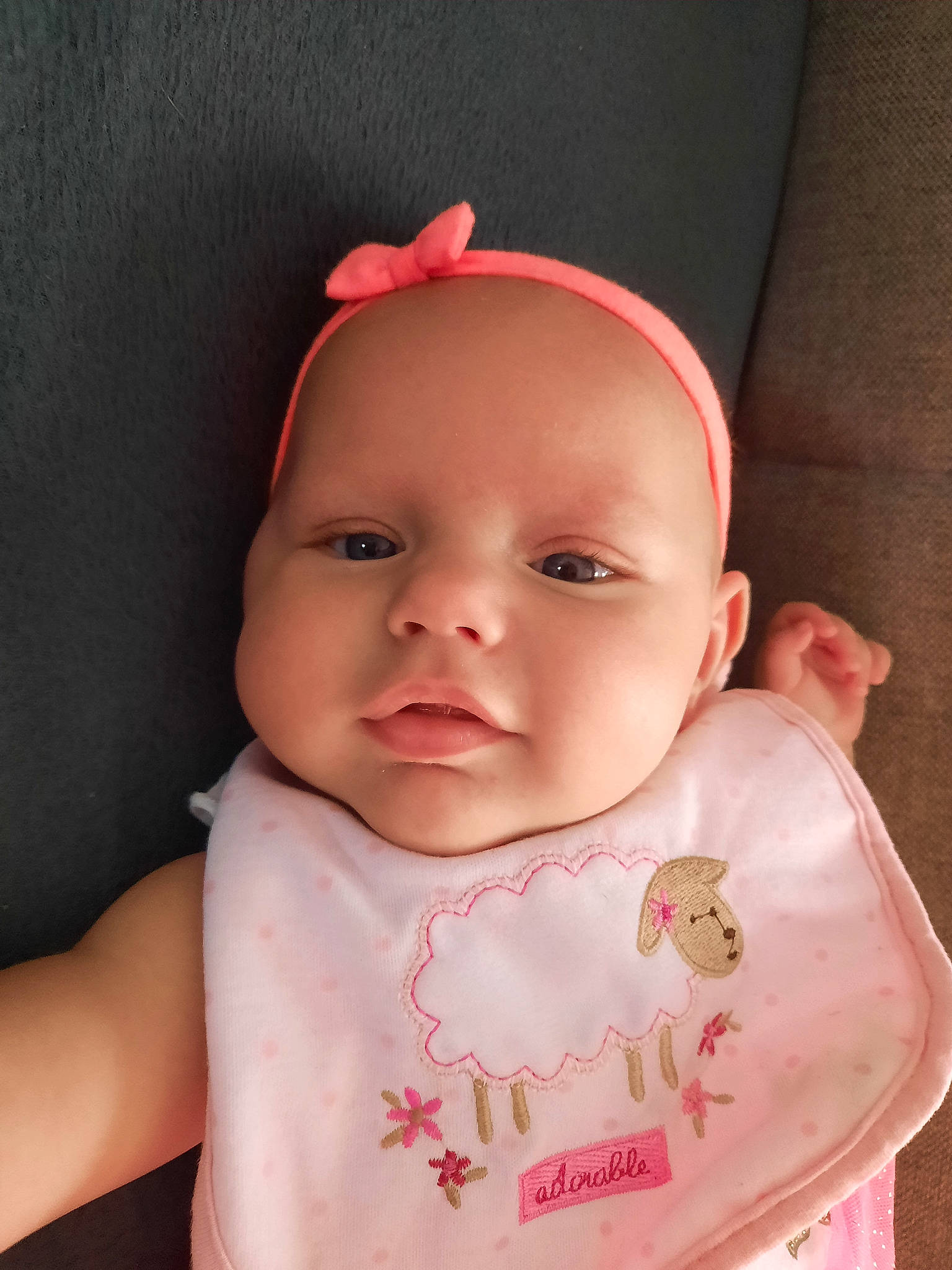 Léna participe au concours pour gagner de l'argent avec cette photo : baby, baby_toddler_clothing, bib, cheek, chin, dress, eye, eyebrow, eyelash, face, happy, head, headgear, lip, neck, nose, person, pink, skin, sleeve
