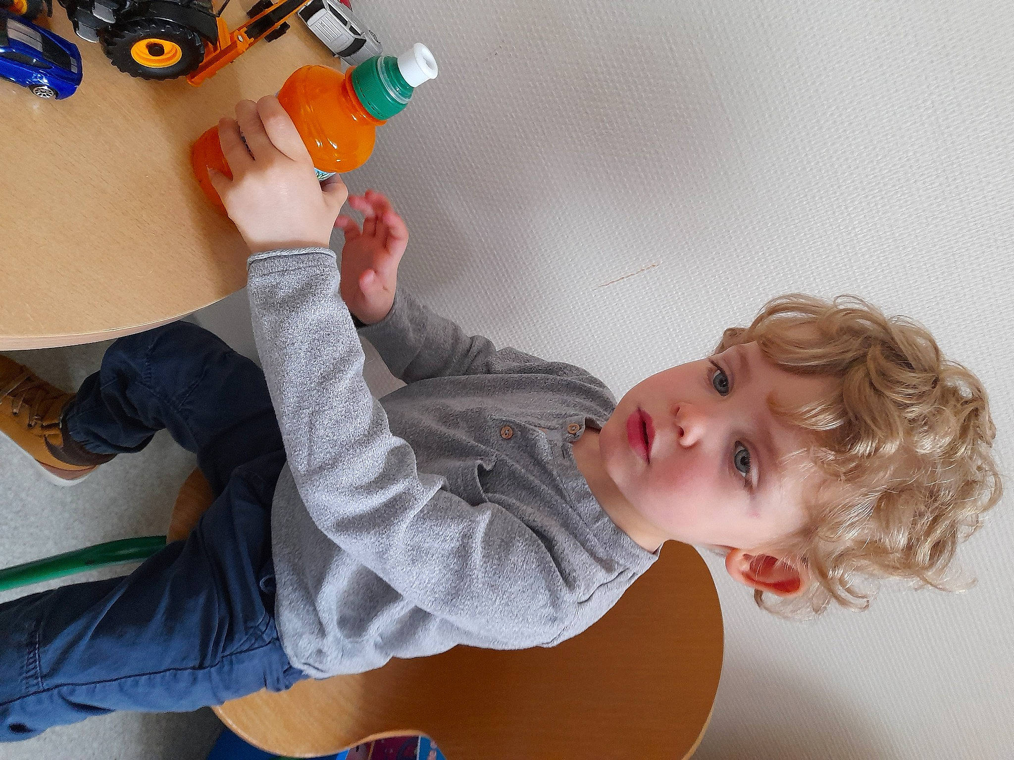 Eidan a rejoint le concours — aidez-le/la à gagner de superbes lots ! bottle, comfort, drinkware, elbow, finger, flooring, foot, fun, human_leg, joint, knee, leg, leisure, nail, person, plastic_bottle, sitting, thigh, trunk, water_bottle