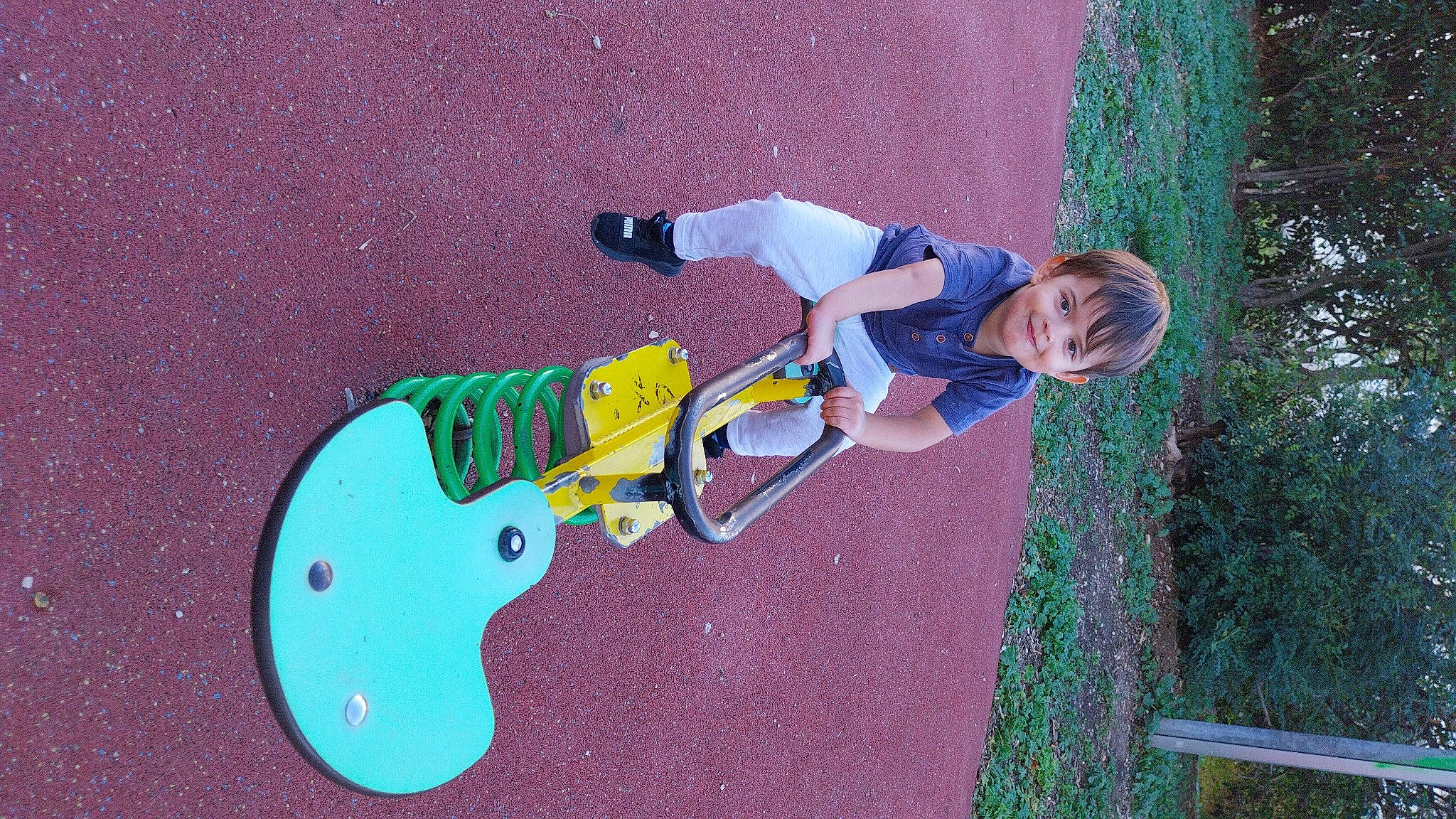 Lisandru a rejoint le concours — aidez-le/la à gagner de superbes lots ! acoustic_guitar, asphalt, city, electronic_musical_instrument, fun, grass, guitar, guitar_accessory, joy, leisure, musical_instrument, person, plant, playground, plucked_string_instruments, recreation, string_instrument, string_instrument_accessory, toddler, tree