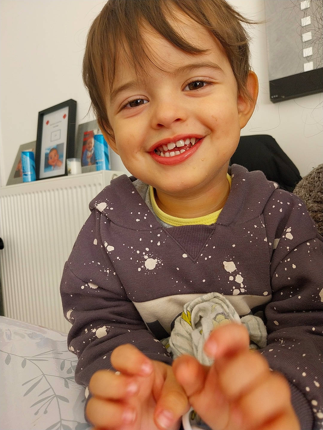 Lisandru a rejoint le concours — aidez-le/la à gagner de superbes lots ! baby, baby_toddler_clothing, cheek, child, finger, gesture, happy, iris, joy, nail, numeric_keypad, pattern, person, play, room, sitting, skin, sleeve, smile, t_shirt