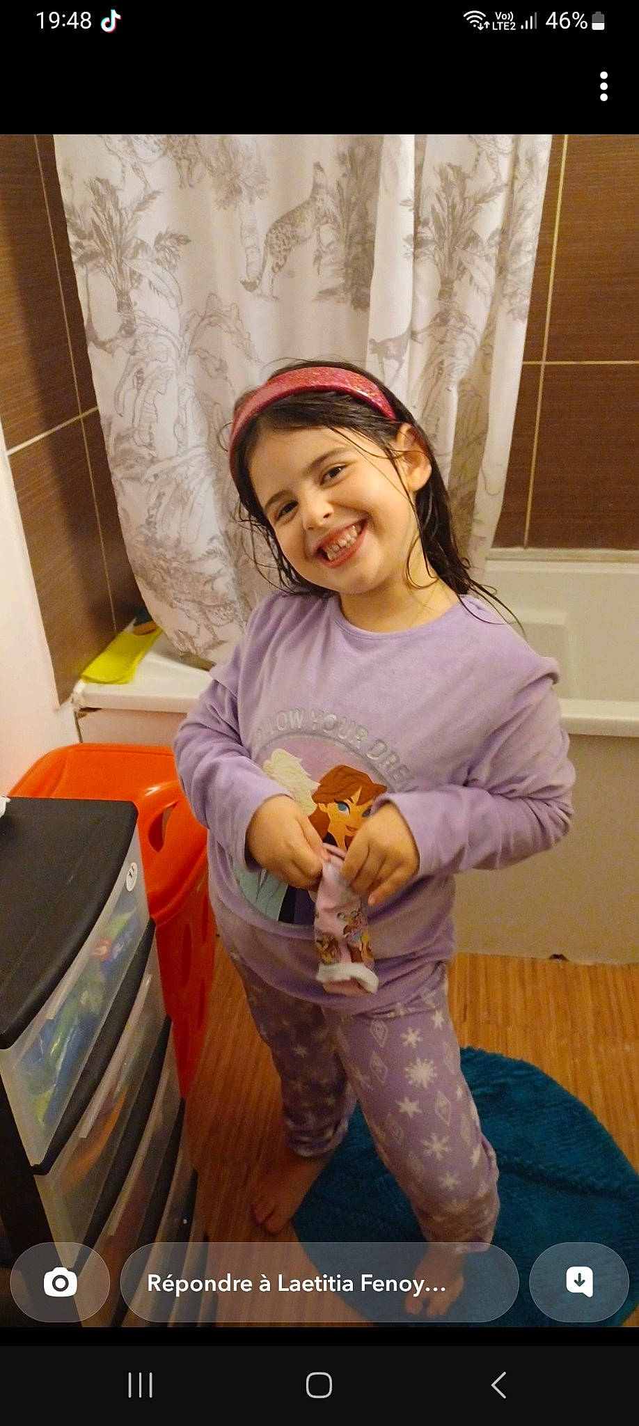 Sarah a rejoint le concours — aidez-le/la à gagner de superbes lots ! bag, child, curtain, flooring, fun, glove, hairstyle, happy, human_leg, joint, joy, knee, magenta, person, purple, room, sitting, sleeve, smile, textile