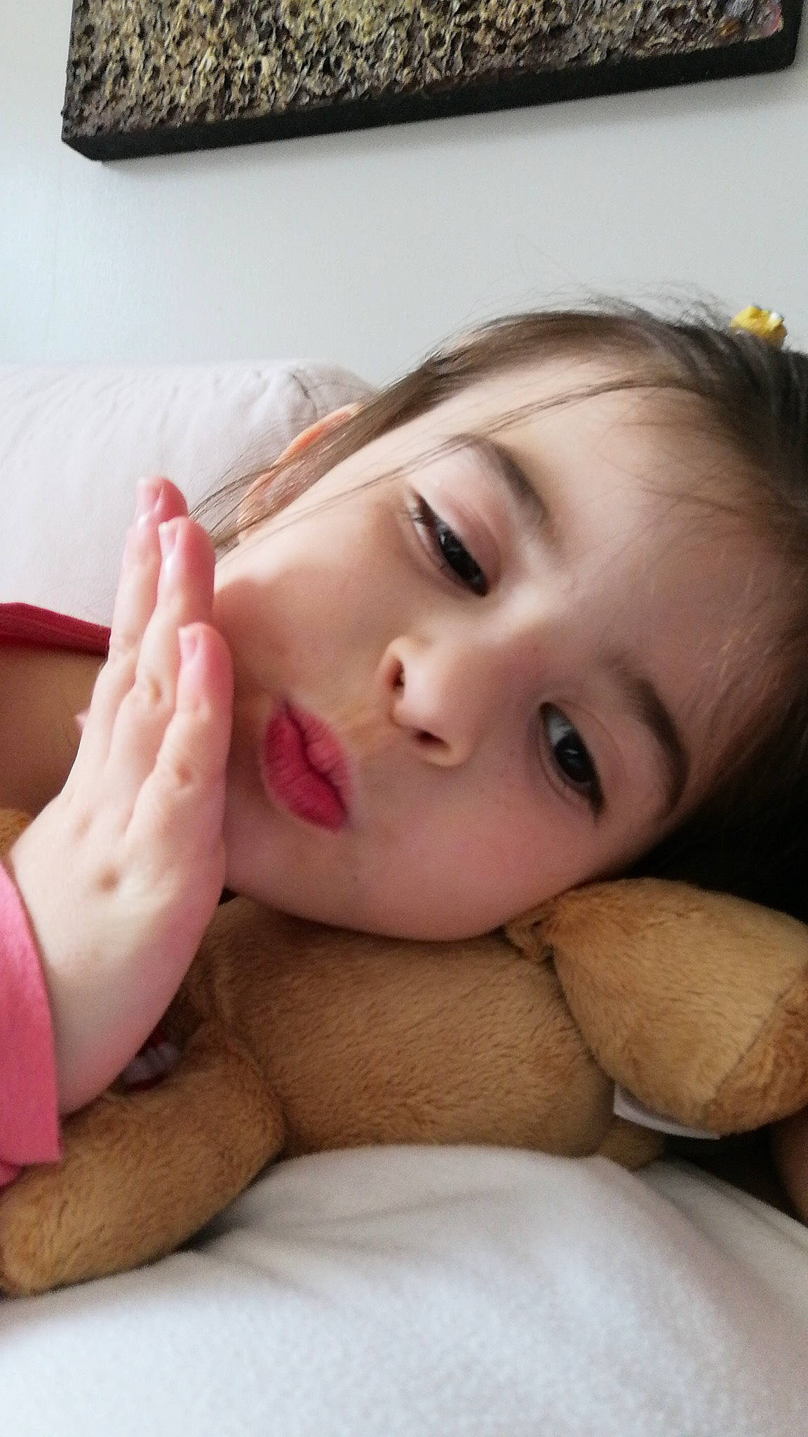 Sarah participe au concours pour gagner de l'argent avec cette photo : cheek, chin, comfort, eye, eyebrow, eyelash, face, forehead, gesture, hair, happy, head, human_body, iris, jaw, lip, mouth, neck, nose, person