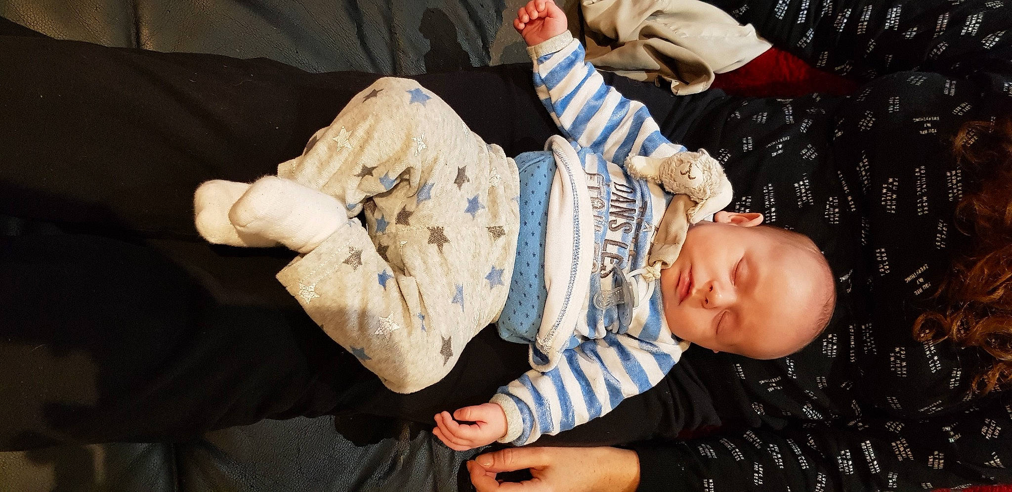 Eloan a rejoint le concours — aidez-le/la à gagner de superbes lots ! baby, baby_products, baby_toddler_clothing, cheek, child, comfort, elbow, finger, flash_photography, gesture, hand, happy, human_body, pattern, person, plant, sitting, sleeve, thumb, toddler