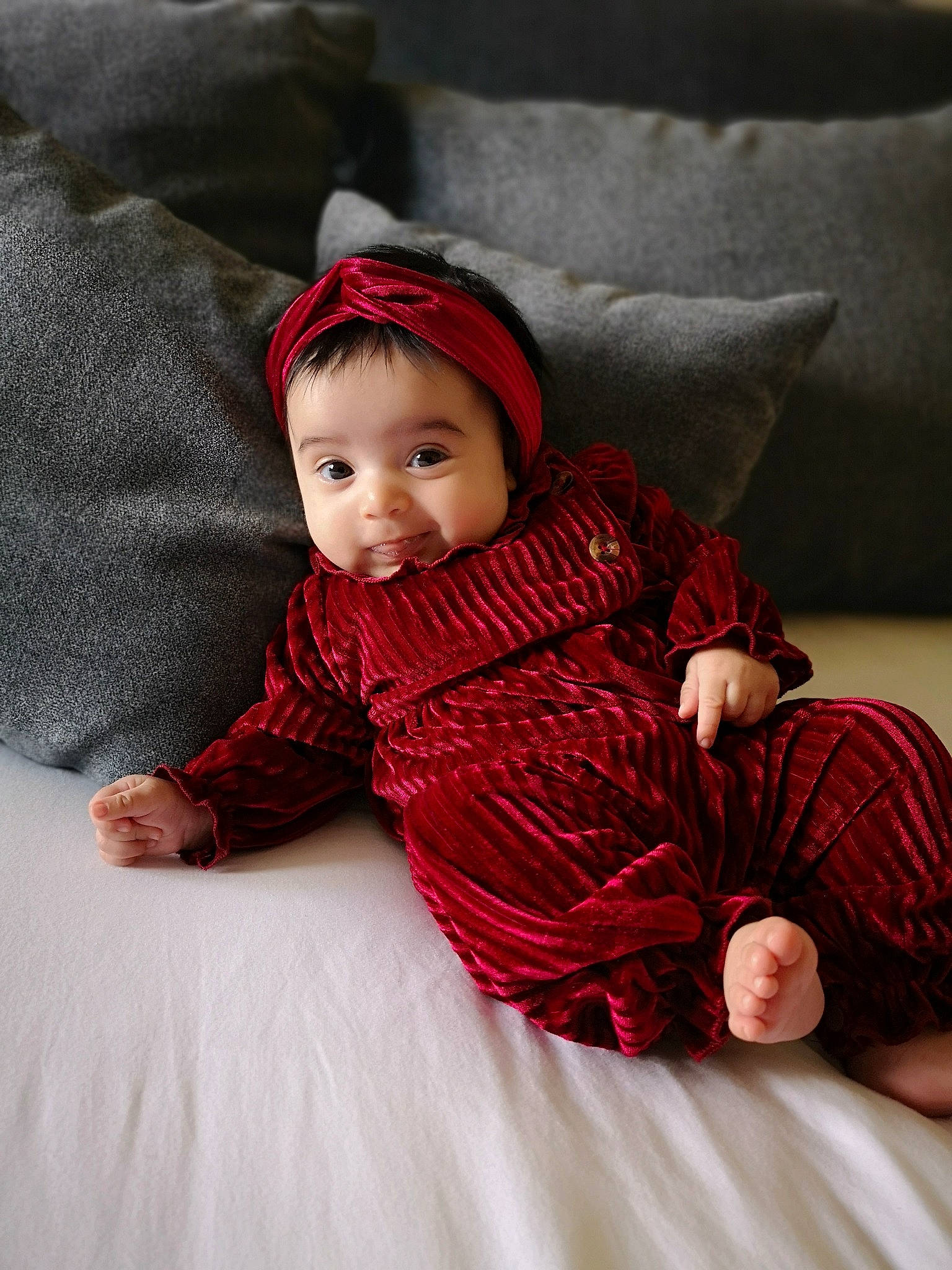 Sylia a rejoint le concours — aidez-le/la à gagner de superbes lots ! baby, baby_toddler_clothing, child, comfort, dress, face, facial_expression, fur, headwear, human_leg, linens, magenta, outerwear, pattern, person, red, room, sitting, skin, sleeve