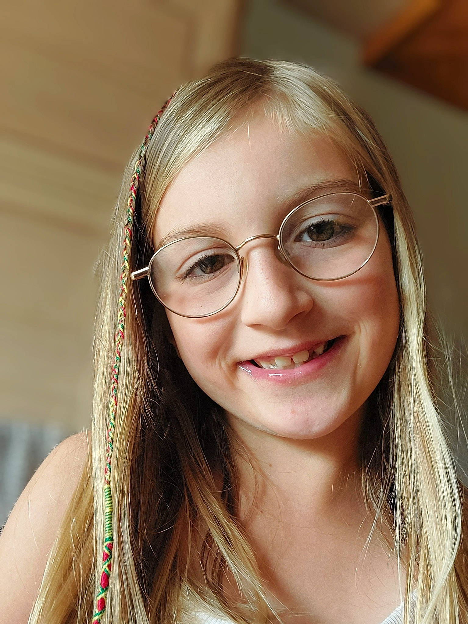 Mya a rejoint le concours — aidez-le/la à gagner de superbes lots ! blond, brown_hair, cheek, ear, eye_glass_accessory, eyebrow, eyelash, eyewear, flash_photography, glasses, happy, iris, jaw, joy, layered_hair, lip, long_hair, nose, person, selfie