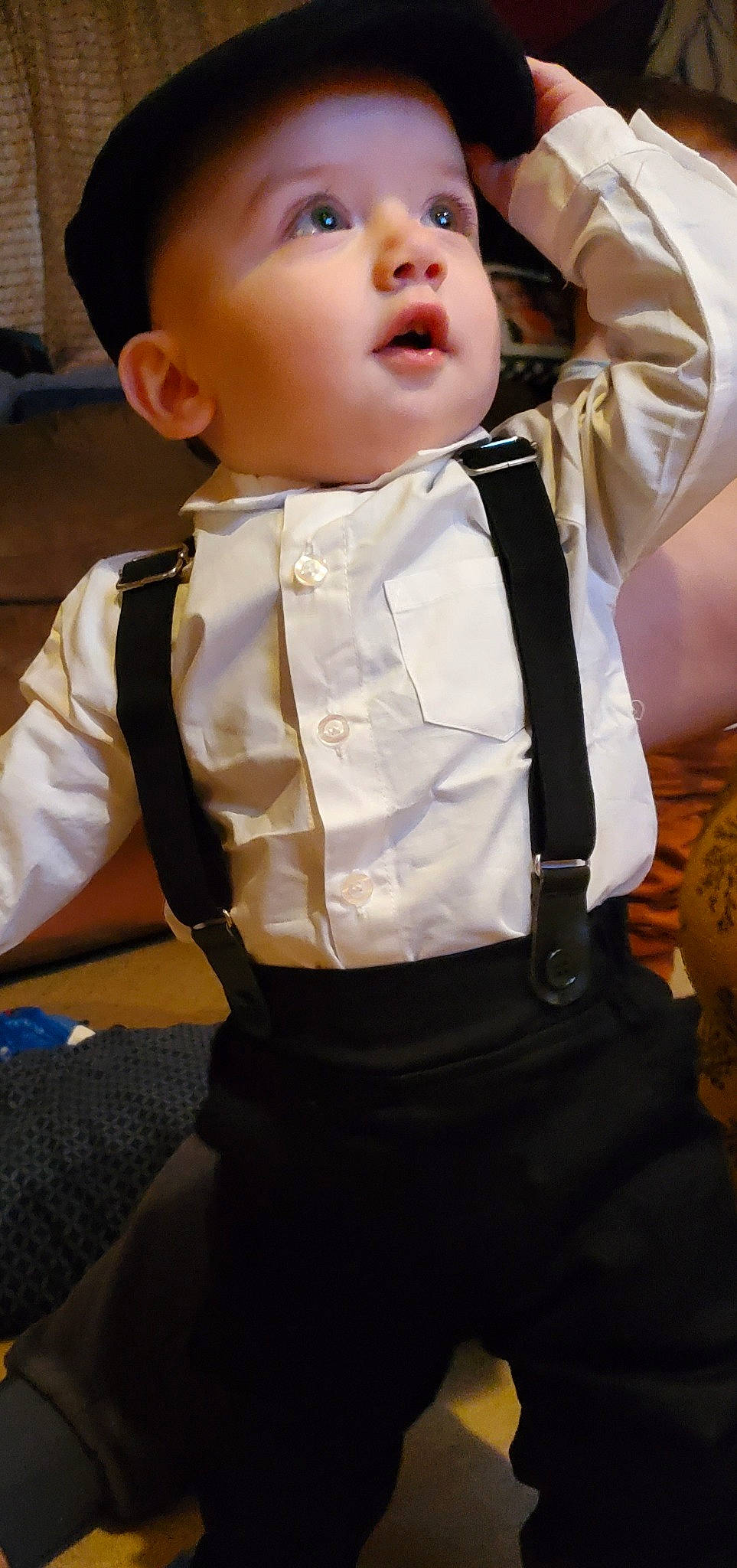 Matteo is registered to the contest to win money with this photo: baby, baby_toddler_clothing, bow_tie, child, collar, dress, dress_shirt, entertainment, event, flash_photography, formal_wear, fun, gesture, happy, person, sleeve, suit, tie, toddler, tradition