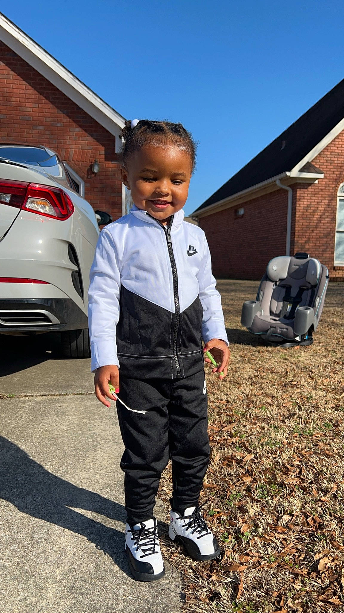 Milani is registered to the contest to win money with this photo: asphalt, automotive_design, automotive_exterior, automotive_lighting, bumper, car, child, electric_blue, family_car, happy, luxury_vehicle, motor_vehicle, person, personal_luxury_car, sky, smile, toddler, travel, trunk, vehicle