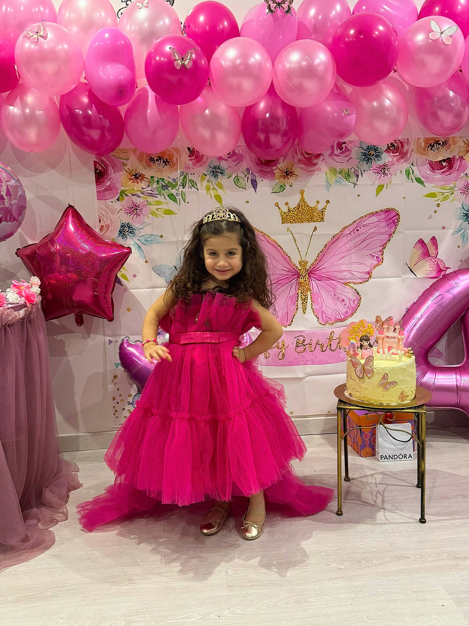 Lucy Najaryan a rejoint le concours — aidez-le/la à gagner de superbes lots ! balloon, butterfly, decoration, event, fashion_design, formal_wear, fun, happy, insect, joy, magenta, moths_and_butterflies, mythical_creature, party, party_supply, person, petal, pink, pollinator, purple