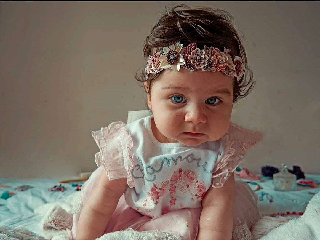 Lucy a rejoint le concours — aidez-le/la à gagner de superbes lots ! baby, beauty, cheek, child, chin, cool, eye, eyebrow, face, fashion_accessory, forehead, hair, hair_accessory, hairstyle, head, headpiece, headwear, lip, nose, person