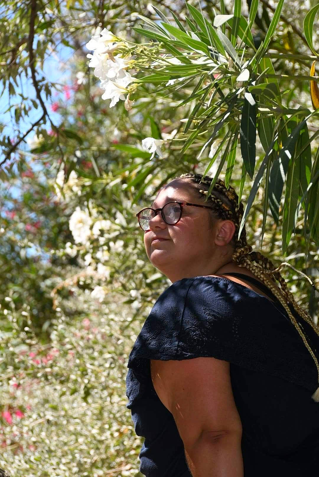 Coraline participe au concours pour gagner de l'argent avec cette photo : arecales, eyewear, flower, flowering_plant, fun, garden, glasses, goggles, grass, headwear, leisure, people_in_nature, person, plant, recreation, spring, sunglasses, terrestrial_plant, travel, tree