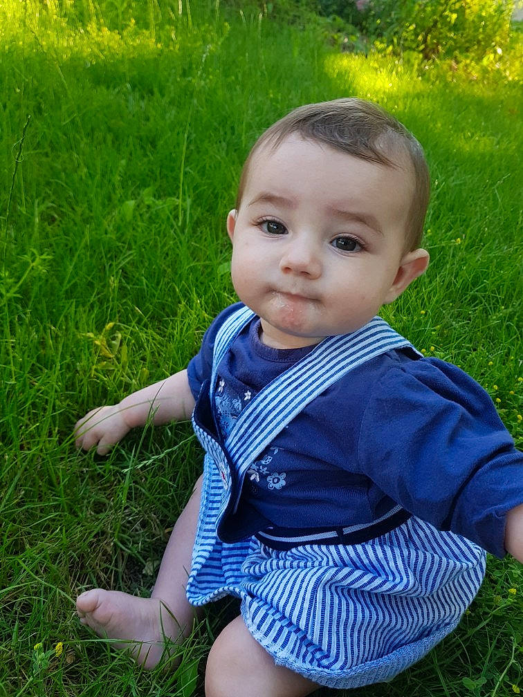 Constance a rejoint le concours — aidez-le/la à gagner de superbes lots ! baby, baby_toddler_clothing, electric_blue, fun, grass, grass_family, grassland, hairstyle, happy, iris, lawn, meadow, natural_environment, people_in_nature, person, plant, skin, summer, sunlight, toddler