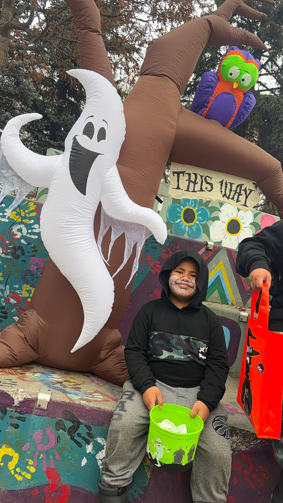 George is registered to the contest to win money with this photo: art, artist, event, fun, games, gesture, green, happy, hat, headwear, joy, leisure, organism, person, photograph, recreation, smile, snapshot, t_shirt, tree