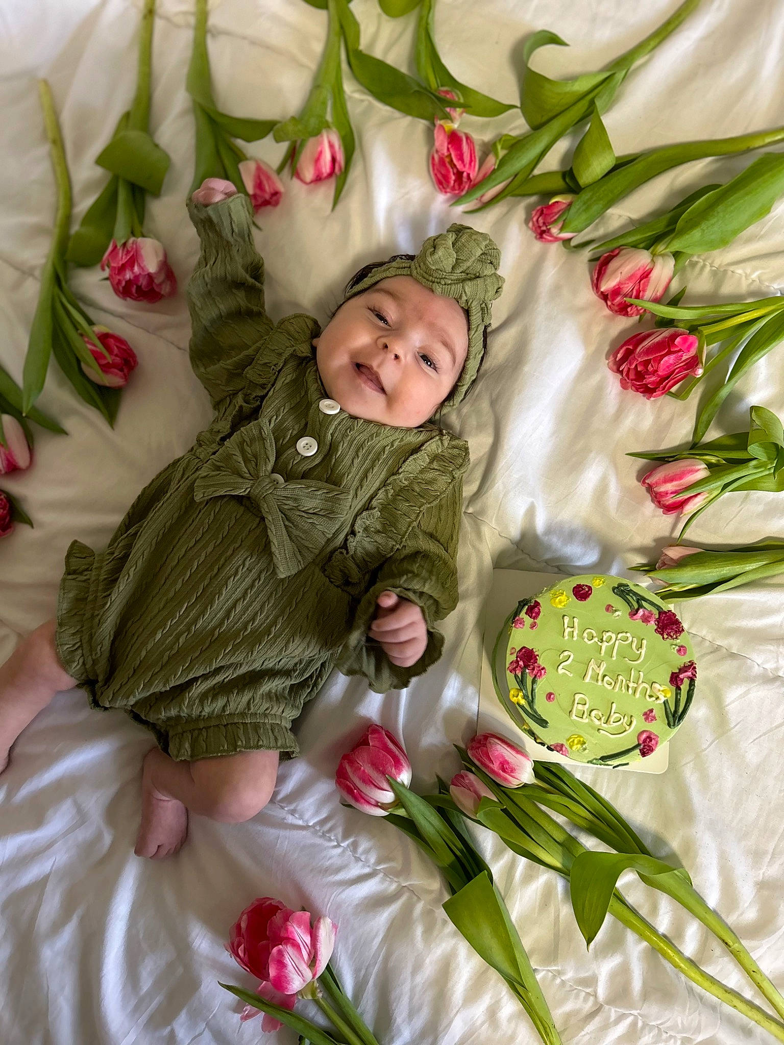 Eva participe au concours pour gagner de l'argent avec cette photo : baby, baby_toddler_clothing, bouquet, child, cut_flowers, event, face, flower, flower_arranging, grass, happy, headwear, joy, linens, pattern, person, petal, pink, plant, smile