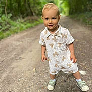 Lou a rejoint le concours — aidez-le/la à gagner de superbes lots ! toddler, child, outdoor, forest, path, greenery, romper, bear_pattern, sneakers, smiling, happy, nature, shoes, young_child, cute, portrait, walking, summer_clothing, daylight, baby